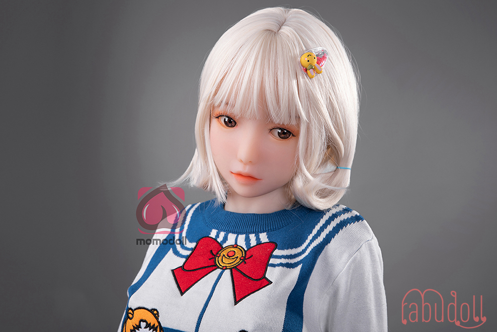 裸の小柄のリアルドール