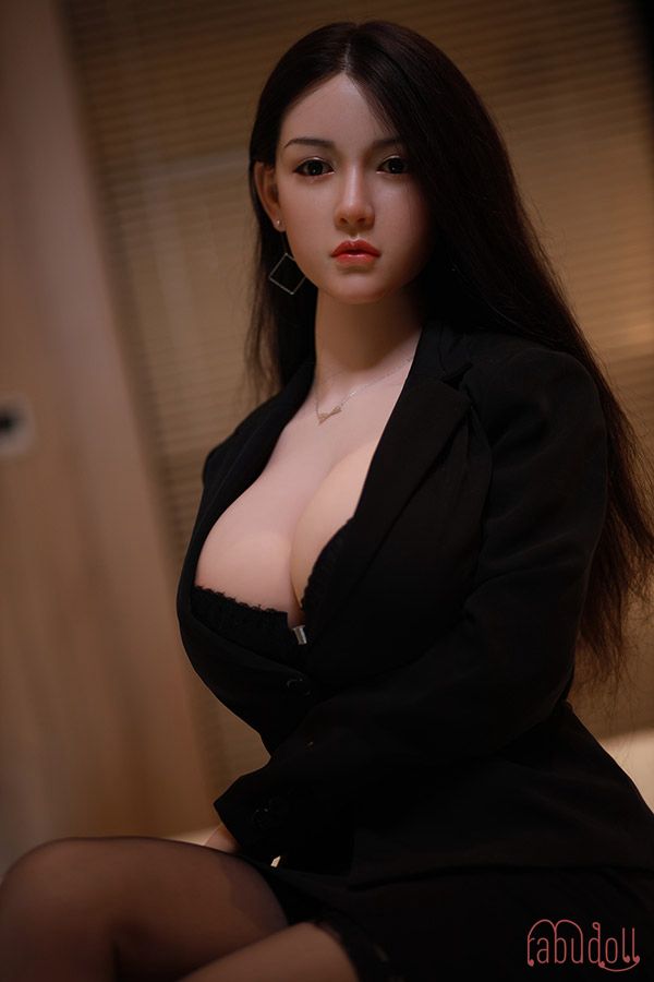 開いた股に肉棒ズボリラブドール