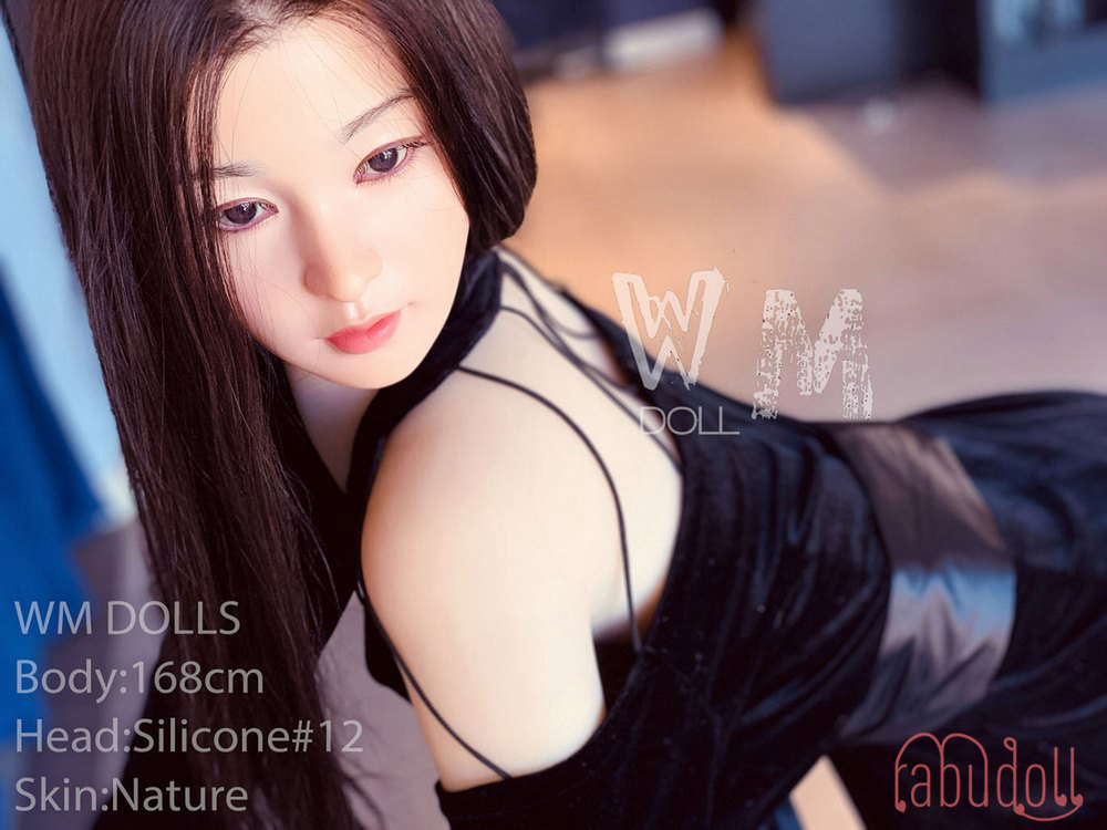 目をつぶってるラブドール