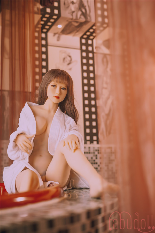 ラブドール リアル 裸