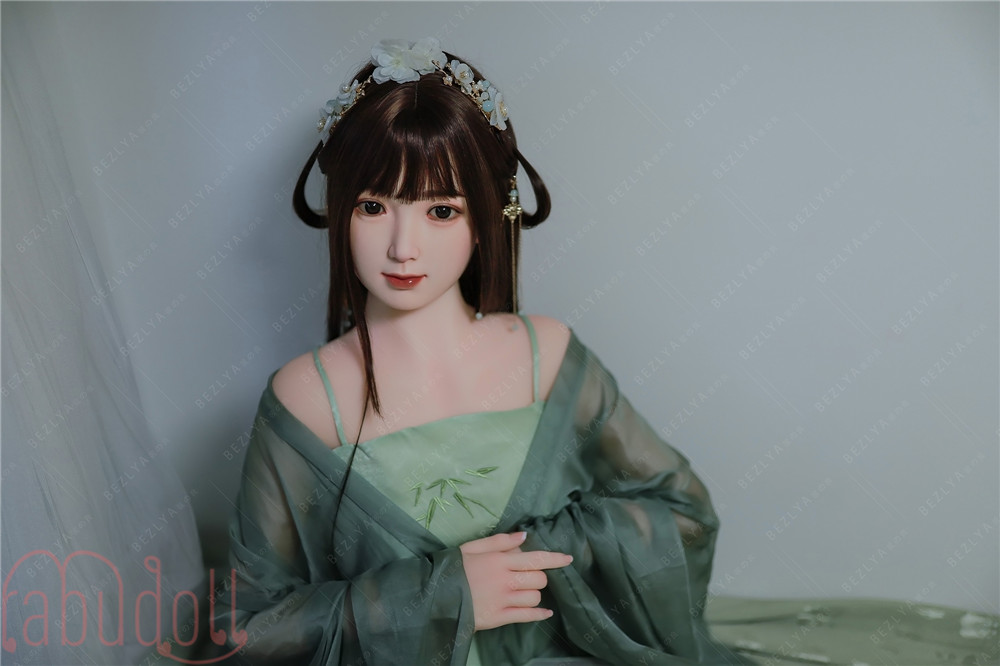 デカ尻女性 等身大ラブドール画像