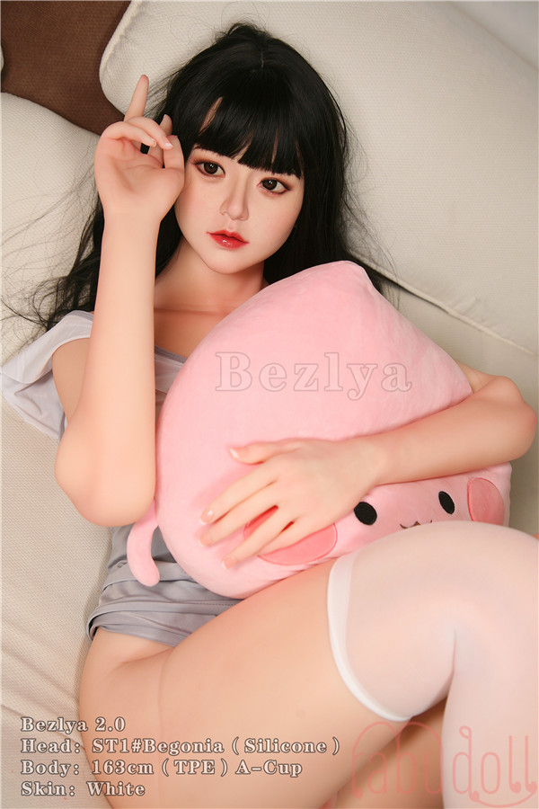 ちっぱいな細身 セックスドール画像