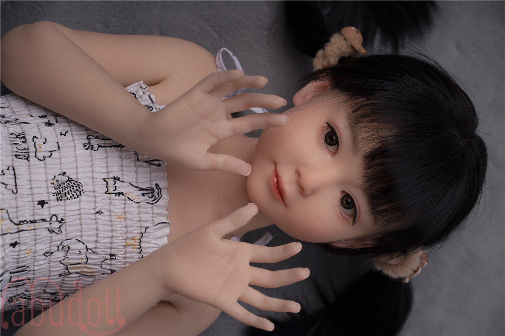色白な小柄ボディ 等身大ラブドール画像