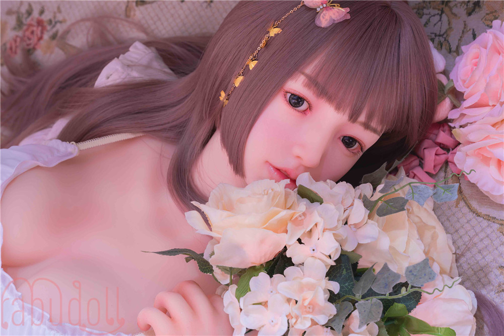 ピンク色の乳首 等身大ラブドール画像