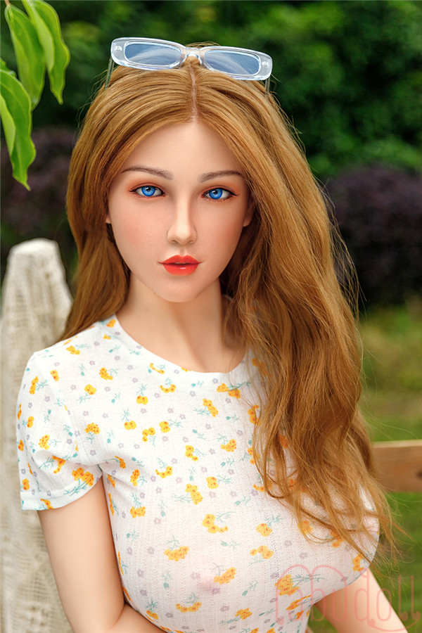 豊満な巨乳おっぱい セックスドール画像