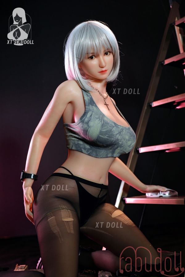  銀髪 ショットヘア 巨乳 セックス人形