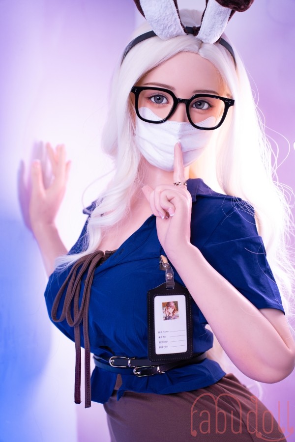 美乳が魅惑的な C-cup セックスドール