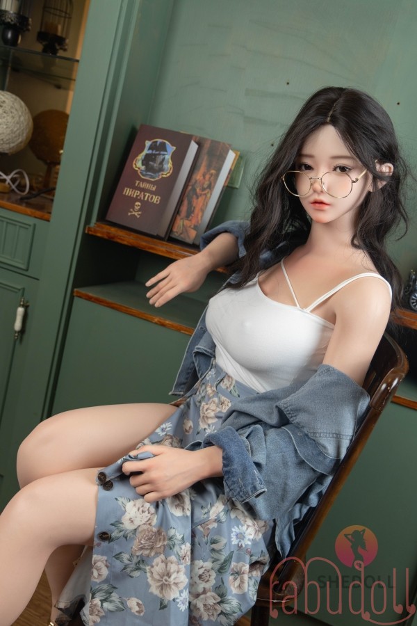 真っ白な肌の美しい ドール 等身 大