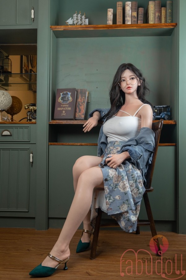 真っ白な肌の美しい 等身 大 ダッチワイフ