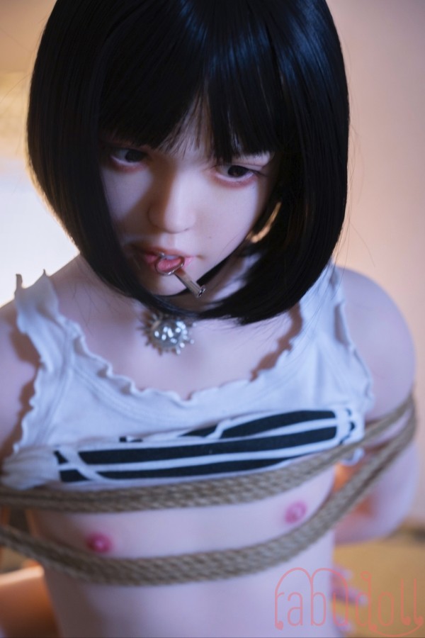 小さな胸のかわいい女性 ドール 等身 大