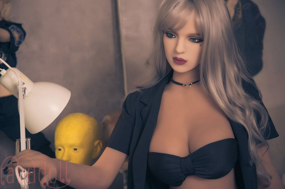 真っ赤な唇 ダッチワイフ画像